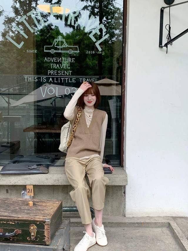 翻领|秋天怎样穿才有气色?身穿一件红色翻领连衣裙,穿上身复古又显白