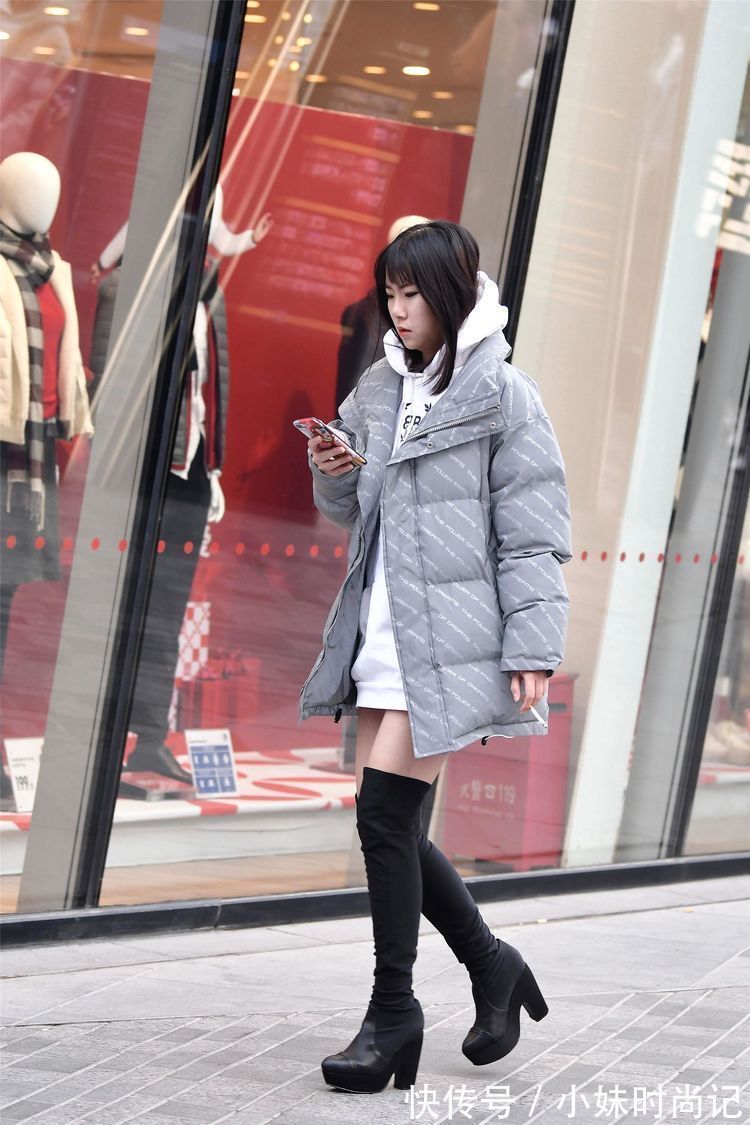 美女 街拍:美女?尖头短靴搭配宽松的裤子,一件米白色风衣,非常个性