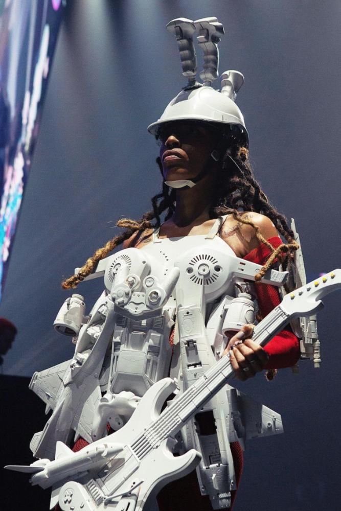 他把小时候偷看到的东西变成了今天的时尚