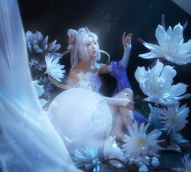 莲花|高中生光脚上阵cos嫦娥,脚踩莲花的一刹那,这腿型是认真的?