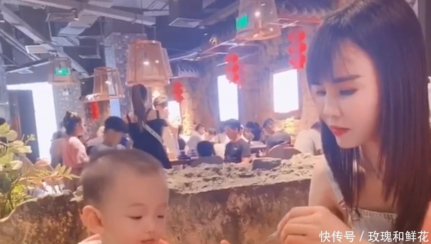 奶奶|“最年轻奶奶”带娃逛街火了，皮肤不输宝妈，网友还缺爷爷不