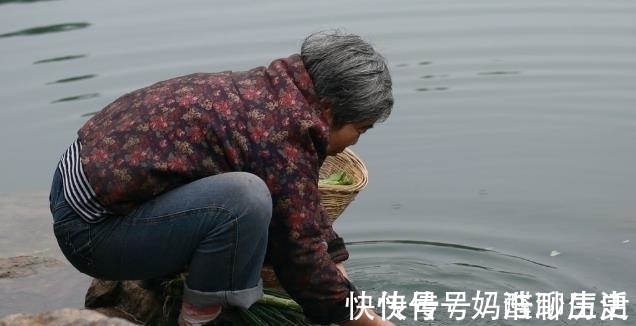 对联|富家女出上联，落魄书生搜肠刮肚对出下联，少女大喜：跟我回家吧