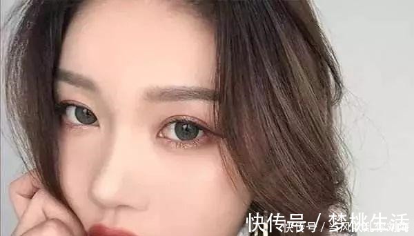 口红色|涂口红时,最好避开4个“低级错误”,很多女生不懂,难怪老掉色!