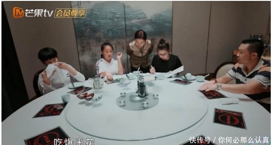 变形计 变形计:农村女孩高档餐厅吃饭,一个动作却被富爸爸揭穿,绝了!