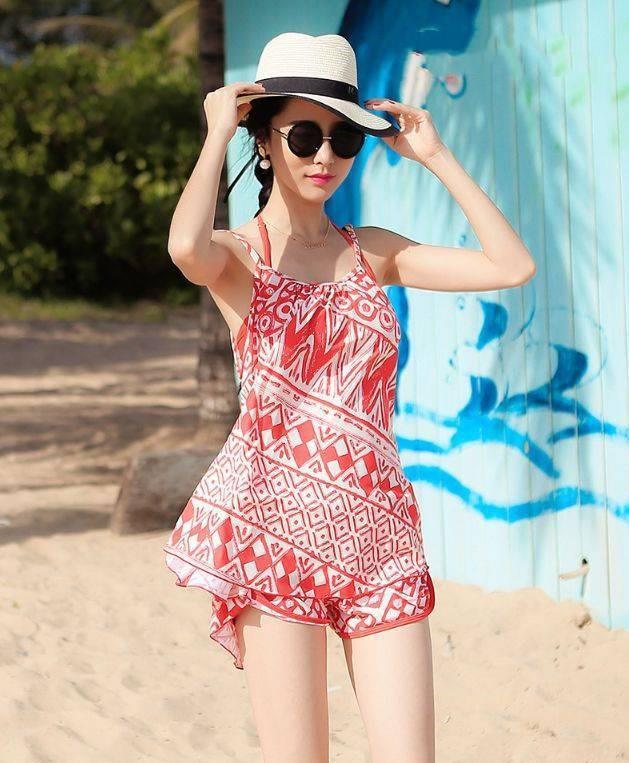 紧身|泳衣兼具美观性和实用性, 整体造型简单大方,时尚富有情调