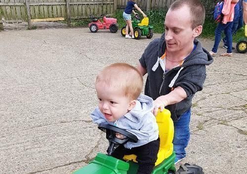 矮人|侏儒夫妻生下二宝,这段爱情童话证明:世界没有矮人这一说法