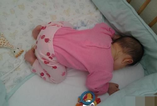 睡眠质量|宝宝的睡姿能有多“超纲”?掀被子的瞬间,仿佛在开盲盒