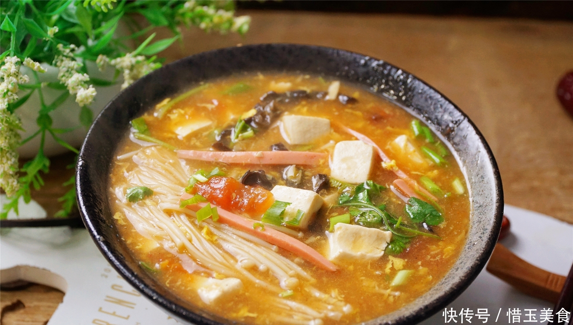 酸辣|豆腐做的酸辣汤,冬天多煮给家人喝,酸辣鲜香,1碗喝完直冒汗