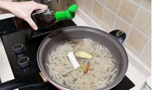 猪皮这样吃才叫爽,不炒也不炸,一次做一锅,一锅都不够吃