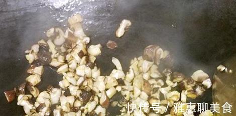 让青菜包子的绿色蔬菜变得绿色和新鲜,而且很香