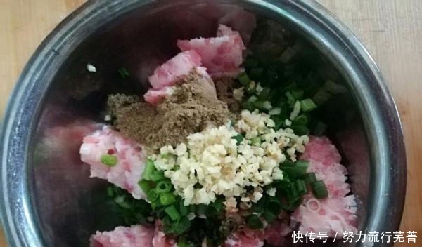 用芹菜来炒肉末，用勺子挖着吃，过瘾