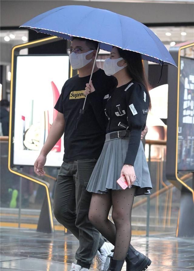 美女 秋季适合搭配黑色丝袜，和短靴组合在一起，年轻姑娘也很会穿