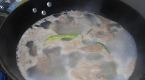 炖羊肉,不用放太多香料,这三种就够了,肉软烂不臭,汤浓美