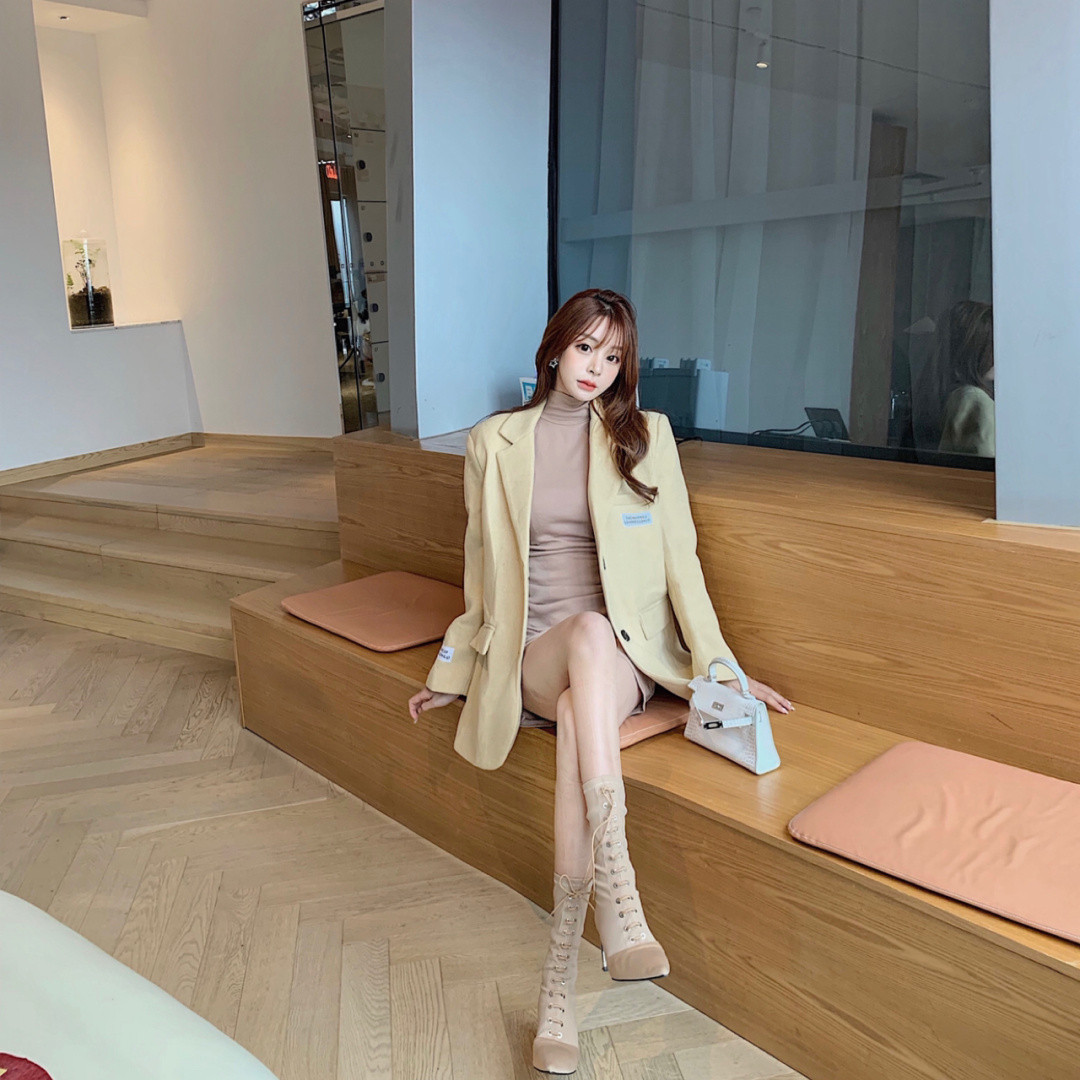 街拍 卡其色套装美女街拍, 高雅迷人, 贵族气质满满