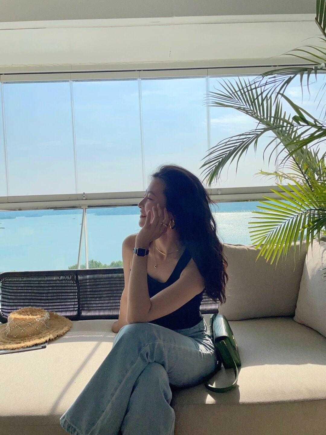 气质|牛仔裤这样搭配，你也可以变得很气质，简单又时髦