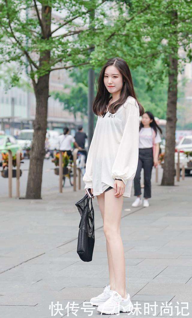 春天|街拍美女青春靓丽的身影是这个春天最美的风景