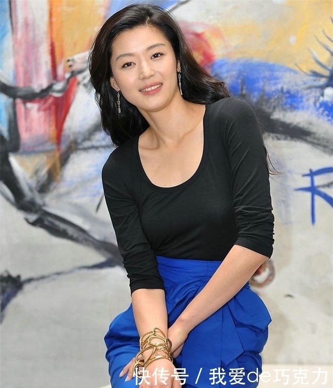 模特黑衣搭配蓝色裙子清新减龄,笑容甜美迷人