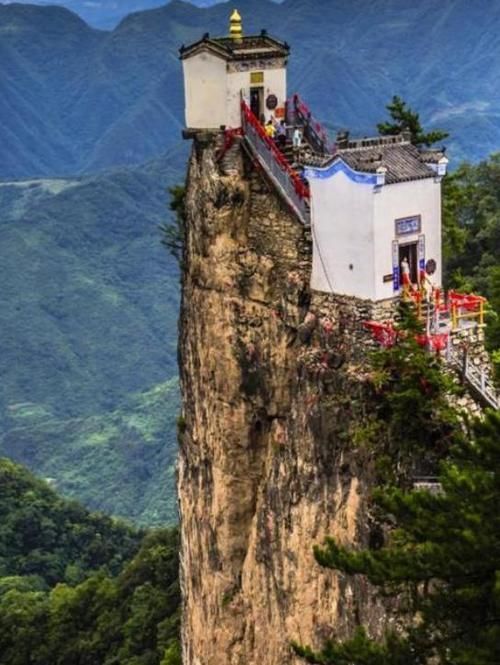 最险峻道观！建在1665米悬崖上，靠４根石条屹立500年不倒