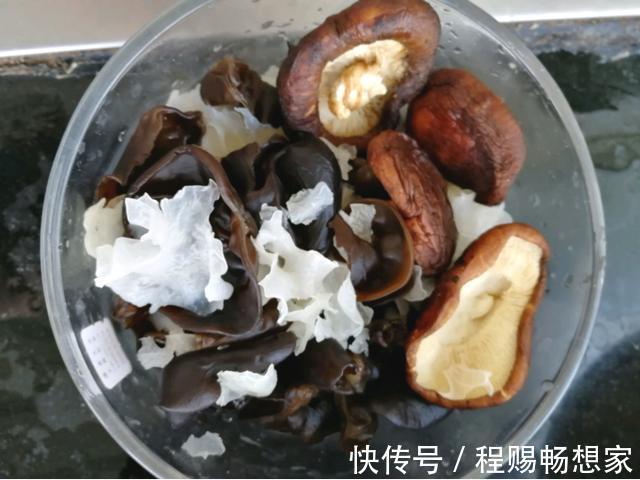 老妈调的素馅饺子,比肉的还要香,一周吃一次也不觉得腻