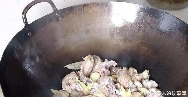 鲜嫩|炖鸡肉时,千万不要直接加水炖,多做这一步,鸡肉鲜嫩,没有腥味！