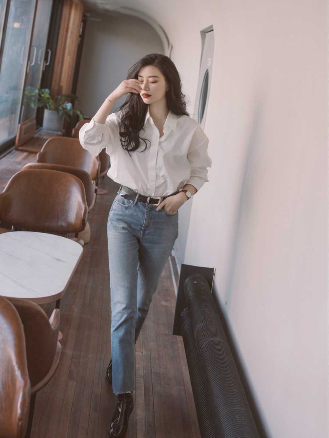 衬衫搭配|春天穿衣别再盲目跟风了!白衬衫+牛仔裤是今年顶流,简单大气