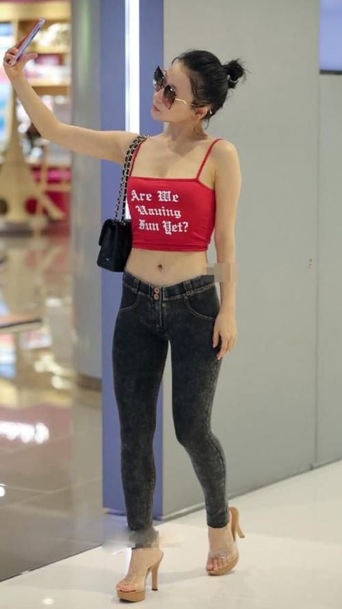 紧身|美女红色吊带搭配紧身牛仔裤,给人一种热情的感觉,满满女人味!