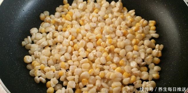 教你在家做“黄金玉米烙”，牢记这2点，做的玉米烙不散更好吃