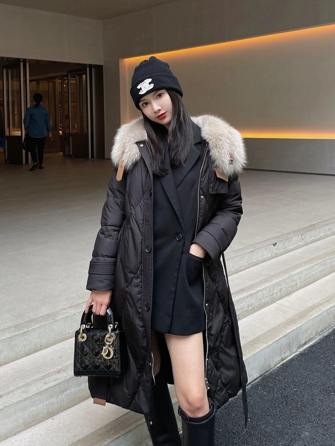 黑白配 简单的黑色羽绒服低调又大气,今冬备上一件,长款短款都好看