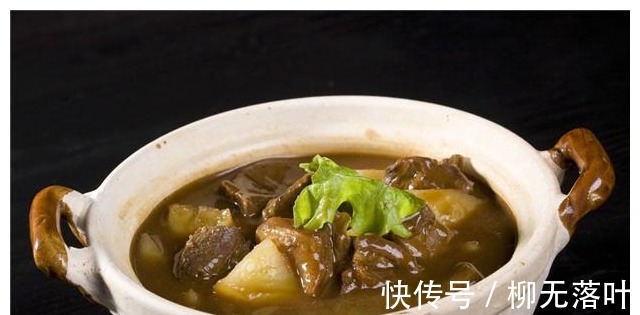 牛腩|冬日最佳的小火锅，砂锅来做萝卜牛腩蘑菇煲，开锅后食材像在跳舞！