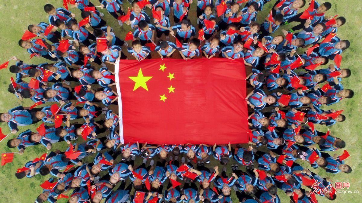 川南幼儿师范高等专科学校#【光明图刊】多彩形式迎国庆佳节