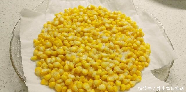 教你在家做“黄金玉米烙”,牢记这2点,做的玉米烙不散更好吃
