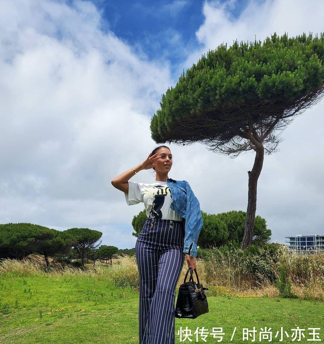 c罗|乔治娜穿一身迪奥配拖鞋,喝水也要扭成S形,脚蹬汽车座椅不文雅