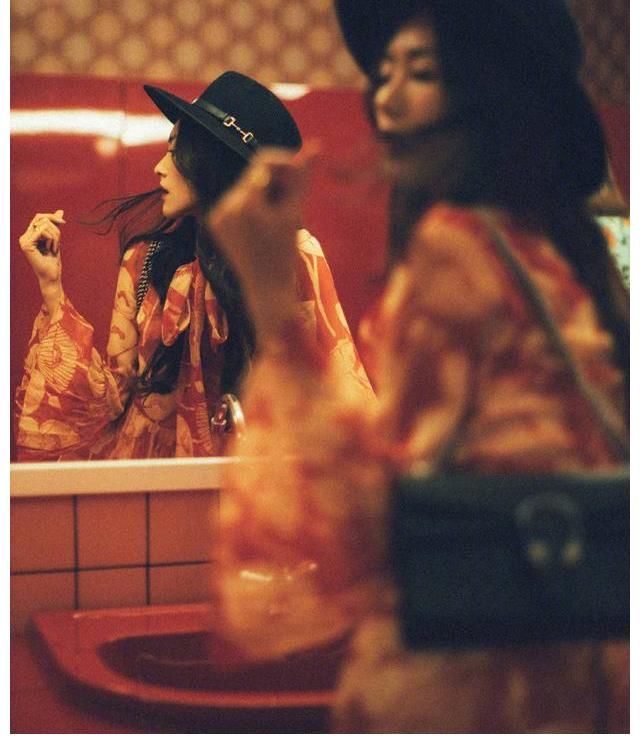 明艳动人|刘雯身穿红色印花裙明艳动人 戴宽檐帽复古迷人