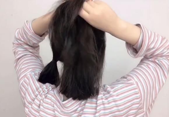头发|短发女学生编了款新发型后,效果有点出人预料,网友:比去做头发还强