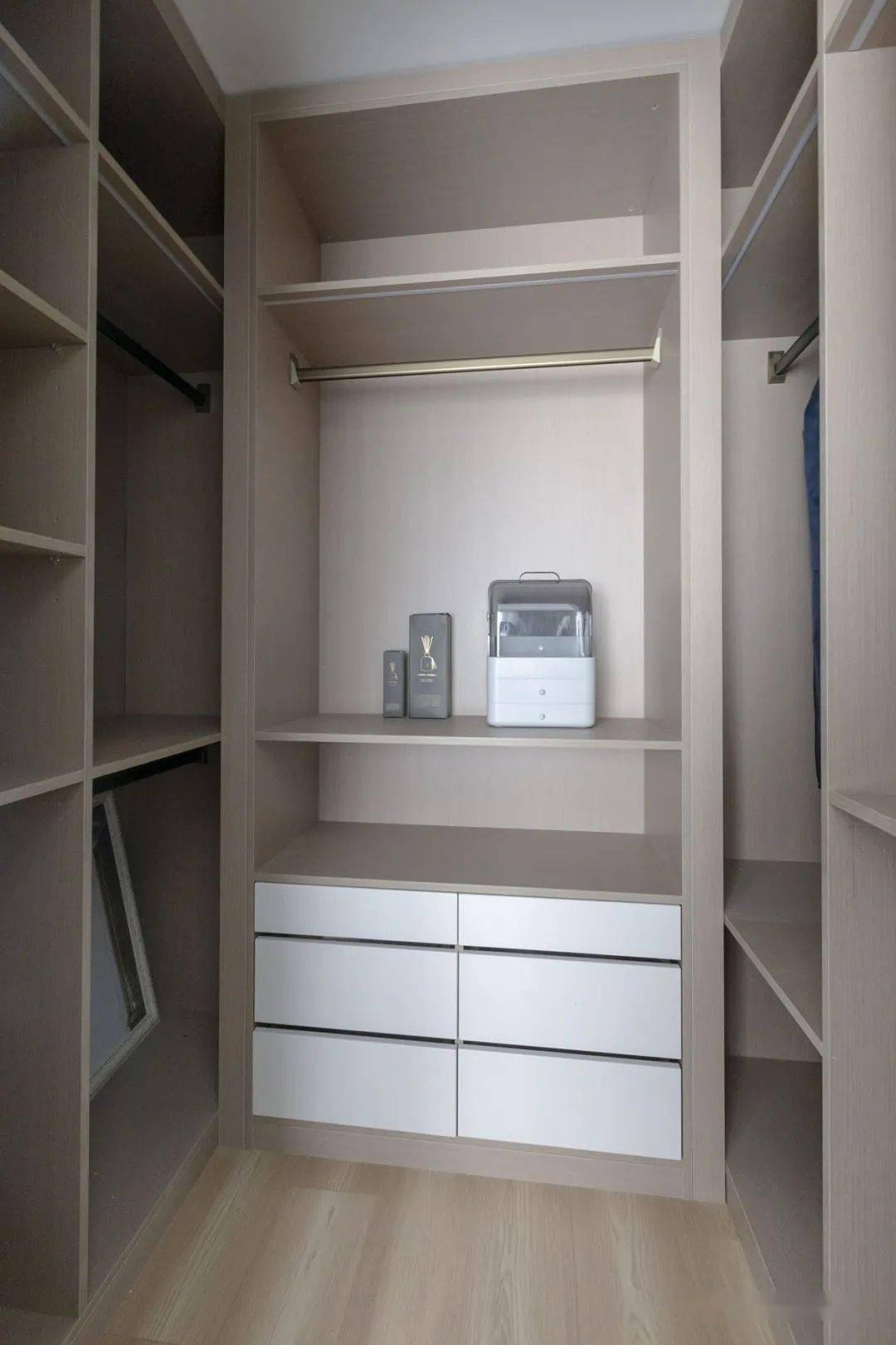 玄关|小夫妻的优雅两居,U型衣帽间真大气,圆形家居内敛又舒适,超美