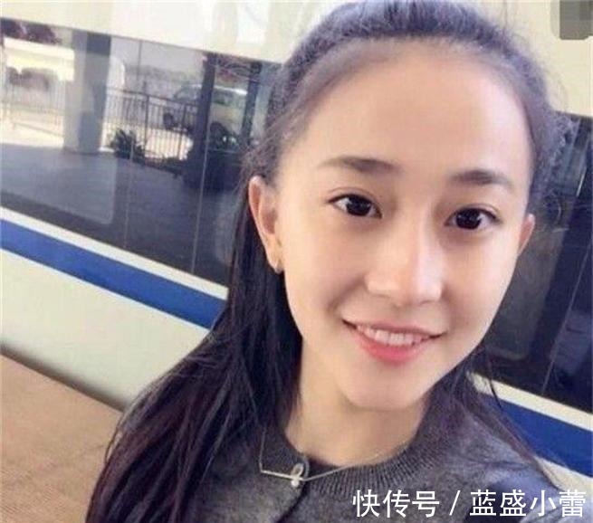 体操运动员|艺术体操女神晒照,自称是假笑少女,梨涡浅笑的她,一字马很吸睛!