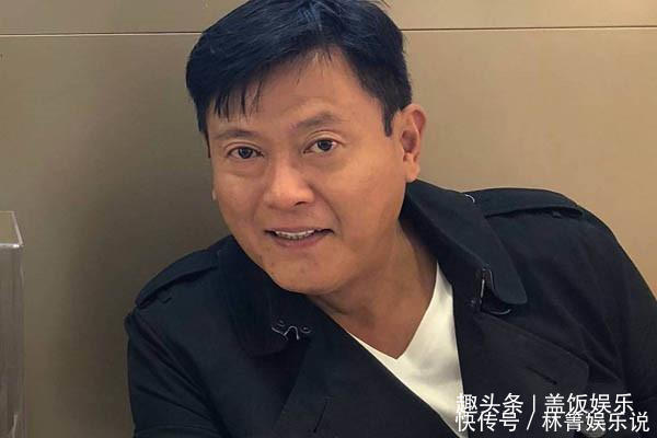 51岁男星独自带女惹心酸,小20岁娇妻夜夜