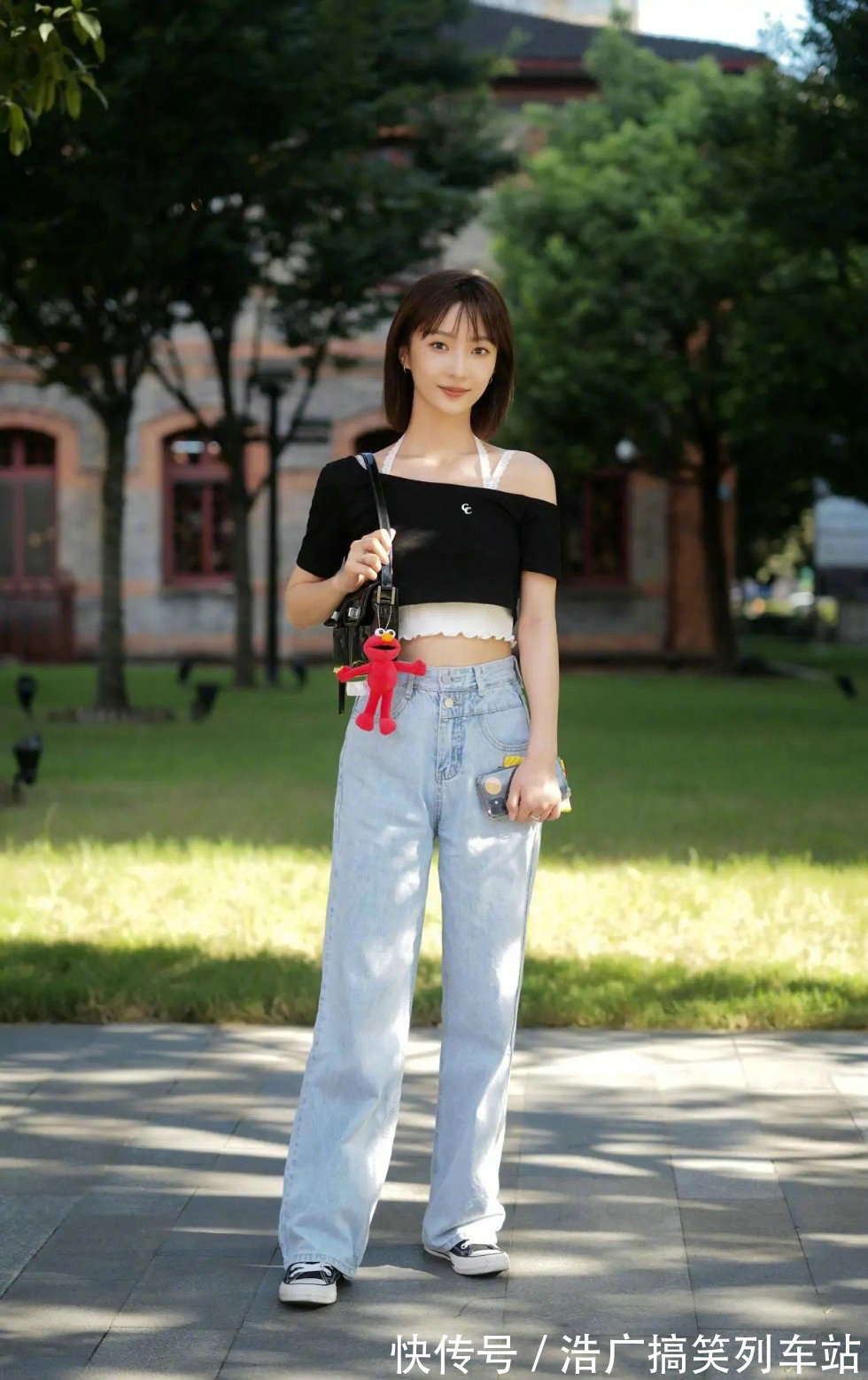 穿搭 黑色一字肩上衣搭配牛仔裤,时尚又恰到好处,也让穿搭浑然一体