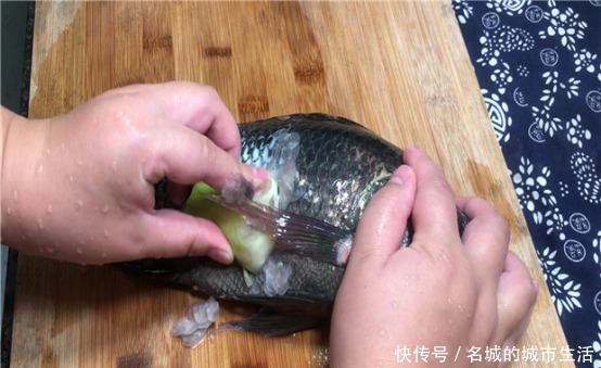 干净|才发现刮鱼鳞这么简单,只需一个塑料袋,快速又干净,一秒光溜溜