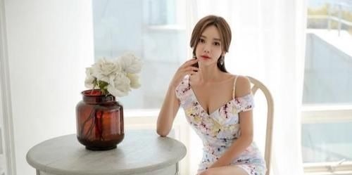 身材 连衣裙修身显瘦,修饰出身材的纤细高挑,展现女性的身材