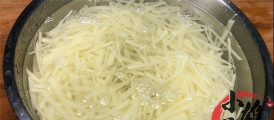 炒土豆丝时,有人泡水有人焯水一直都错了,这才是正确做法