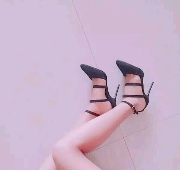 细跟 个性的细跟单鞋更具潮流气息融入,带给你不一样的时尚体验
