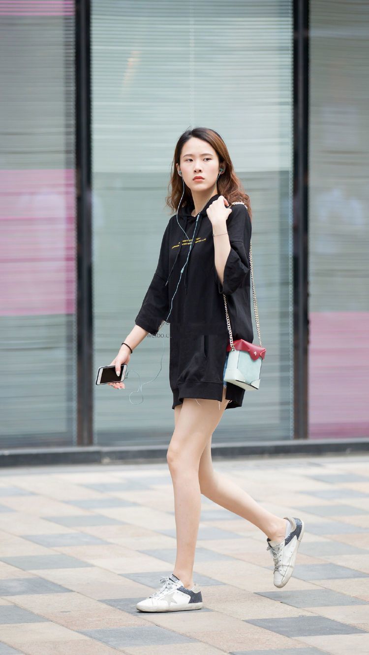 街拍：拥有大长腿和小蛮腰的小姐姐，笑容甜美，有没有甜到你呢？