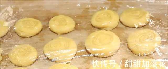 一碗面粉加一个鸡蛋居然这么好吃，不用蒸不用炸，出锅我流口水了！