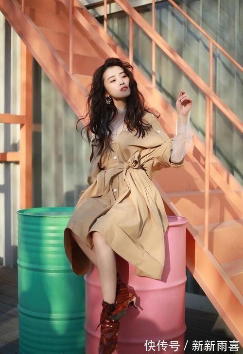 小姐姐|小姐姐好美,风衣裙内搭透明薄纱时尚又性感,卷发好洋气