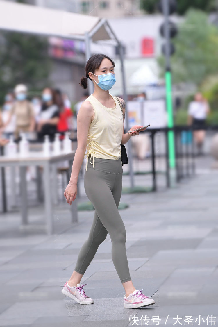 打底裤|美女街拍:连衣裙突显女性柔美的一面,整体服饰看起来更具活力,更加的迷人