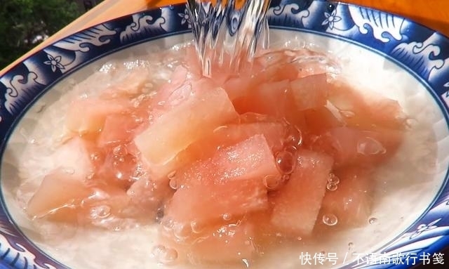 吃完|吃完的柚子皮千万别扔,教你做成糖,晶莹剔透,甜蜜可口,超好吃