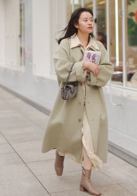 靴子 天冷了,身穿大衣搭配针织衫和靴子保暖舒适,让你美出新高度!