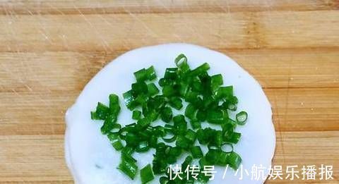 葱油饼这一种做法,不用和面,10分钟就能吃上香喷喷的早餐