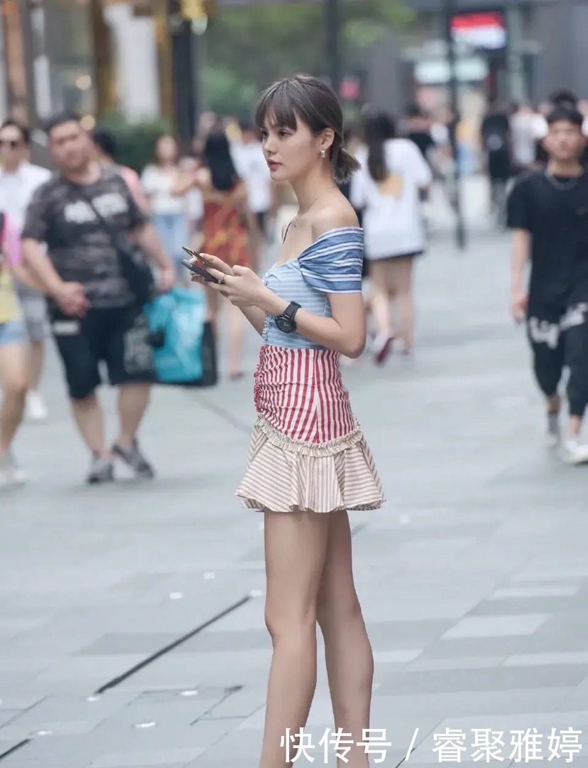 时尚高挑的拼接连衣裙美女,很有个性,尽显优